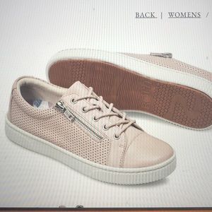 Born Tamara Sneaker like new. Blush pink.